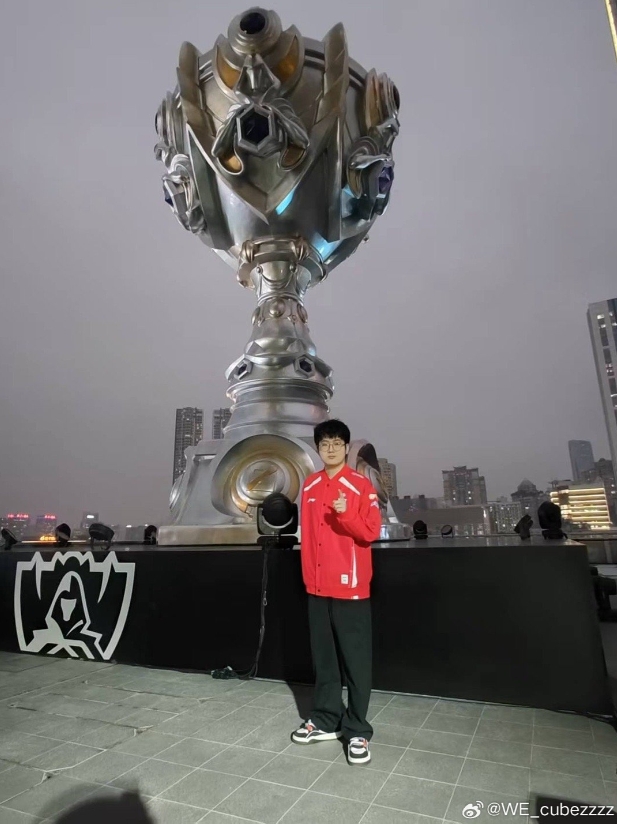 Cube晒跟S15线下超大冠军奖杯合照：也算是参与了